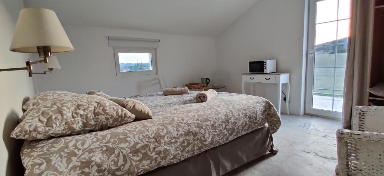 Superbe Chambre Avec Terrasse, Parking Prive, Jardin, Calme, Climatisation, 10 Mn Pont Du Gard #7 Lägenhet Rochefort-du-Gard Exteriör bild