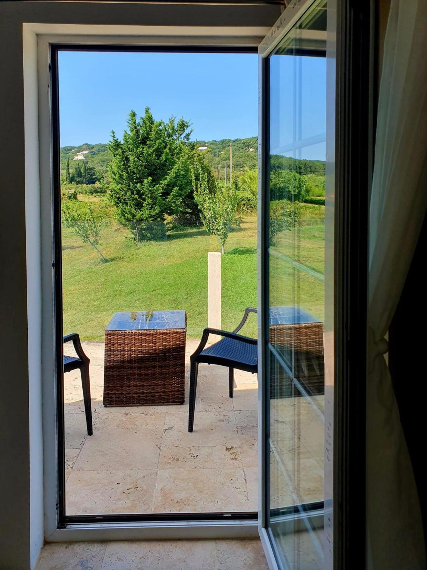 Superbe Chambre Avec Terrasse, Parking Prive, Jardin, Calme, Climatisation, 10 Mn Pont Du Gard #7 Lägenhet Rochefort-du-Gard Exteriör bild