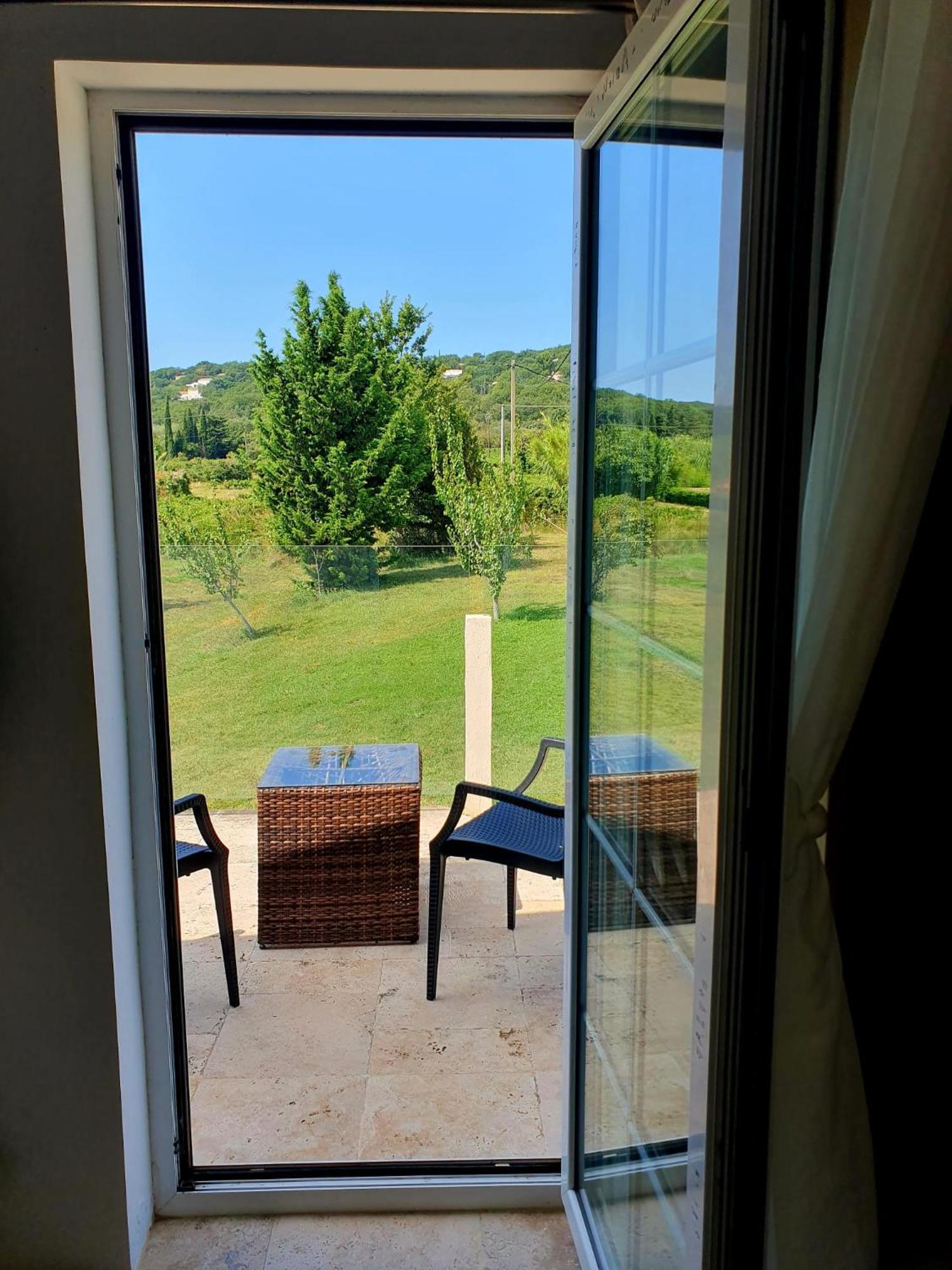 Superbe Chambre Avec Terrasse, Parking Prive, Jardin, Calme, Climatisation, 10 Mn Pont Du Gard #7 Lägenhet Rochefort-du-Gard Exteriör bild